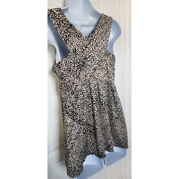 Sleeveless Off-White Print Top - Picture 6 of 9